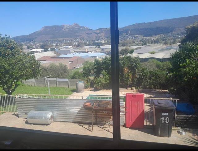 5 BEDROOM HOUSE FOR SALE IN CHARLESTON HILL